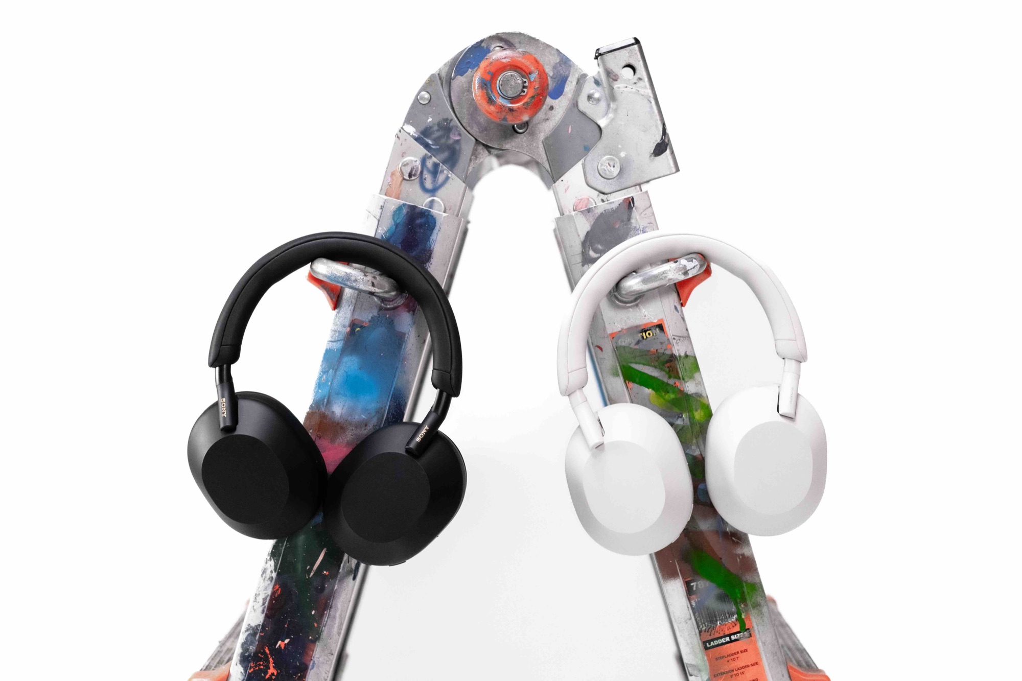 FR-05 · WH-1000XM5 · Studio still